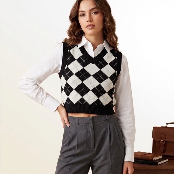 Sweaters - Black & White Knit Argyle Sweater Vest Size Small